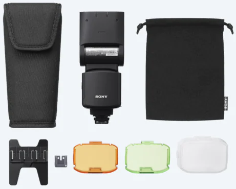 Un flash avec accessoires, comprenant un étui, un diffuseur et des filtres de couleur.