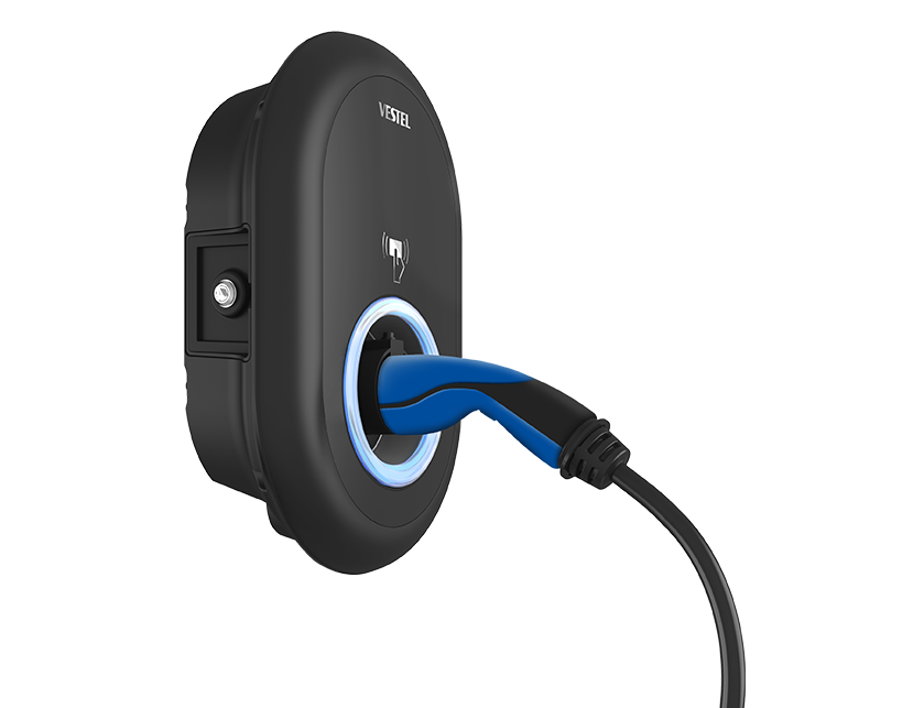Schwarzer Vestel EV-Ladegerät an der Wand mit blauem Ladeanschluss.