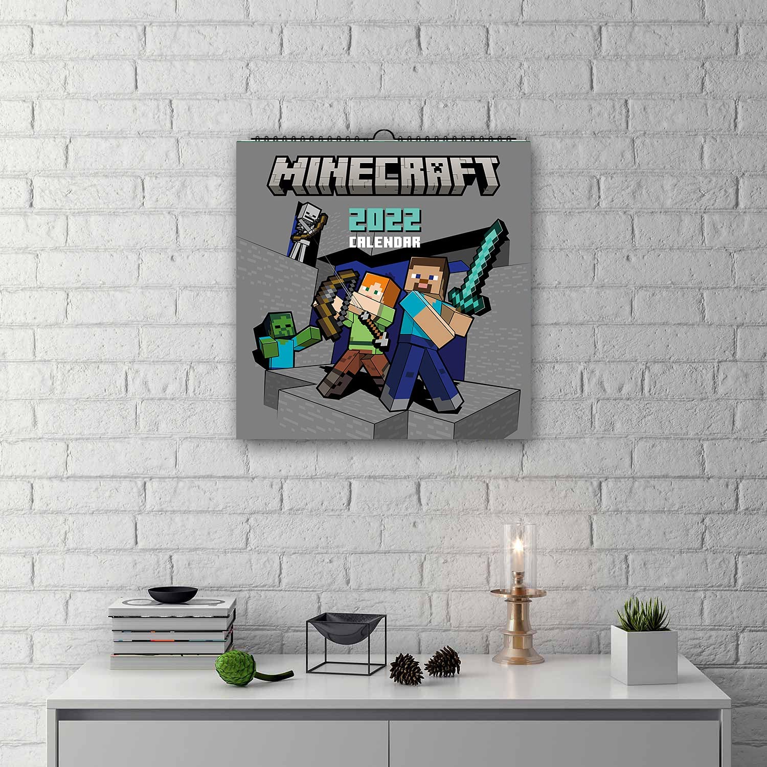 Calendario Minecraft 2022 con personajes en una escena de Minecraft, en una pared blanca.