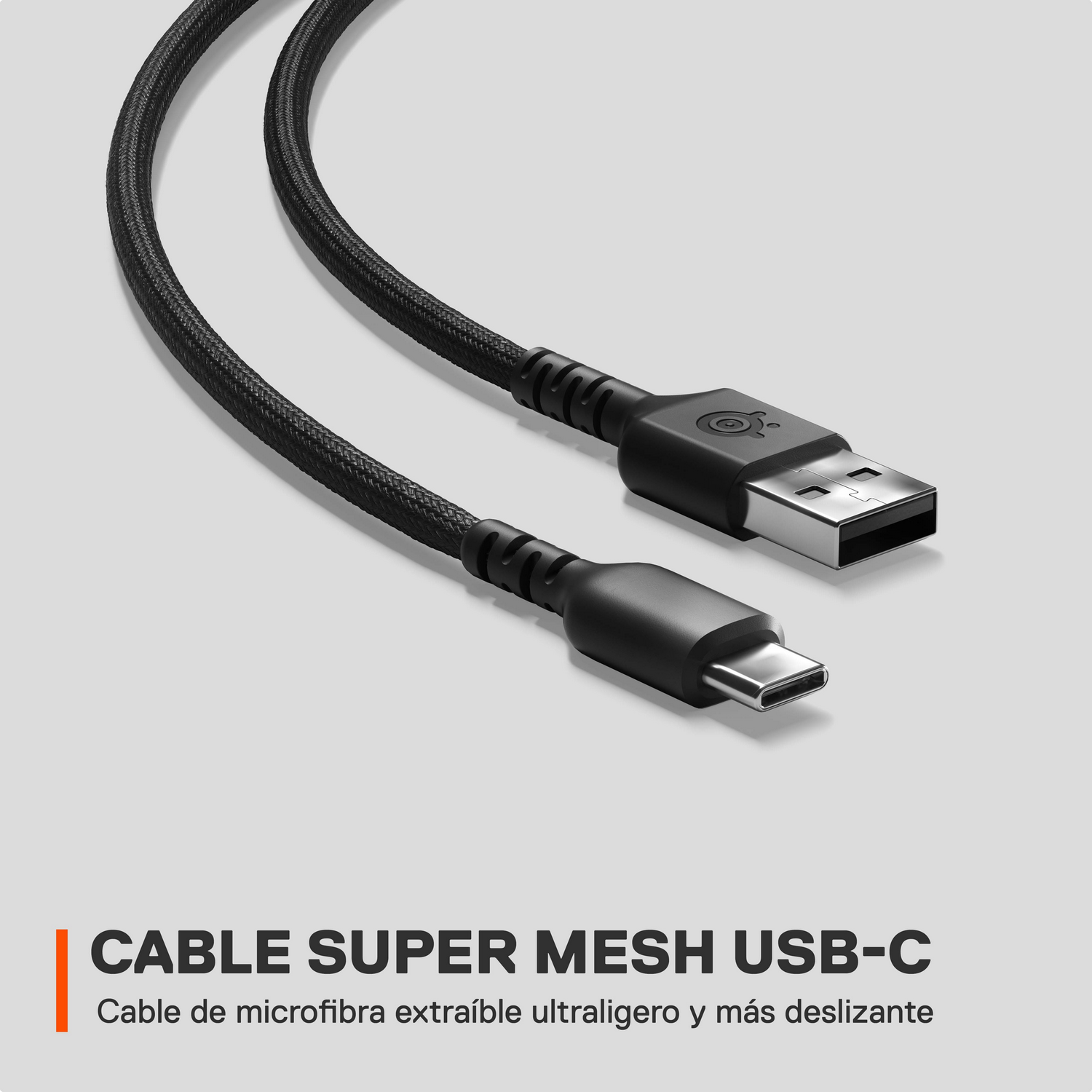 Cable USB-C y USB-A. Cable negro trenzado con conectores en cada extremo.