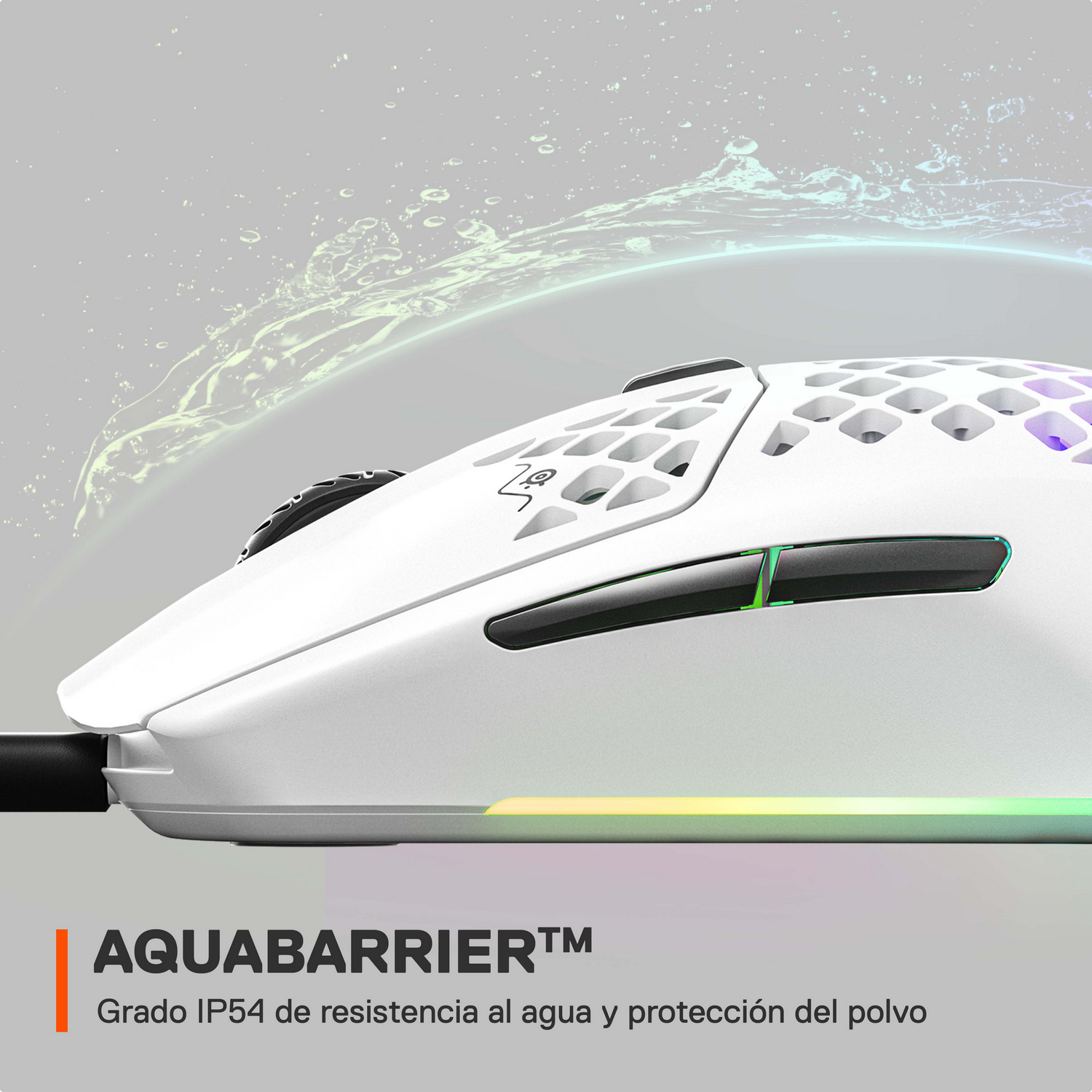 Un ratón para juegos blanco con una salpicadura de agua.