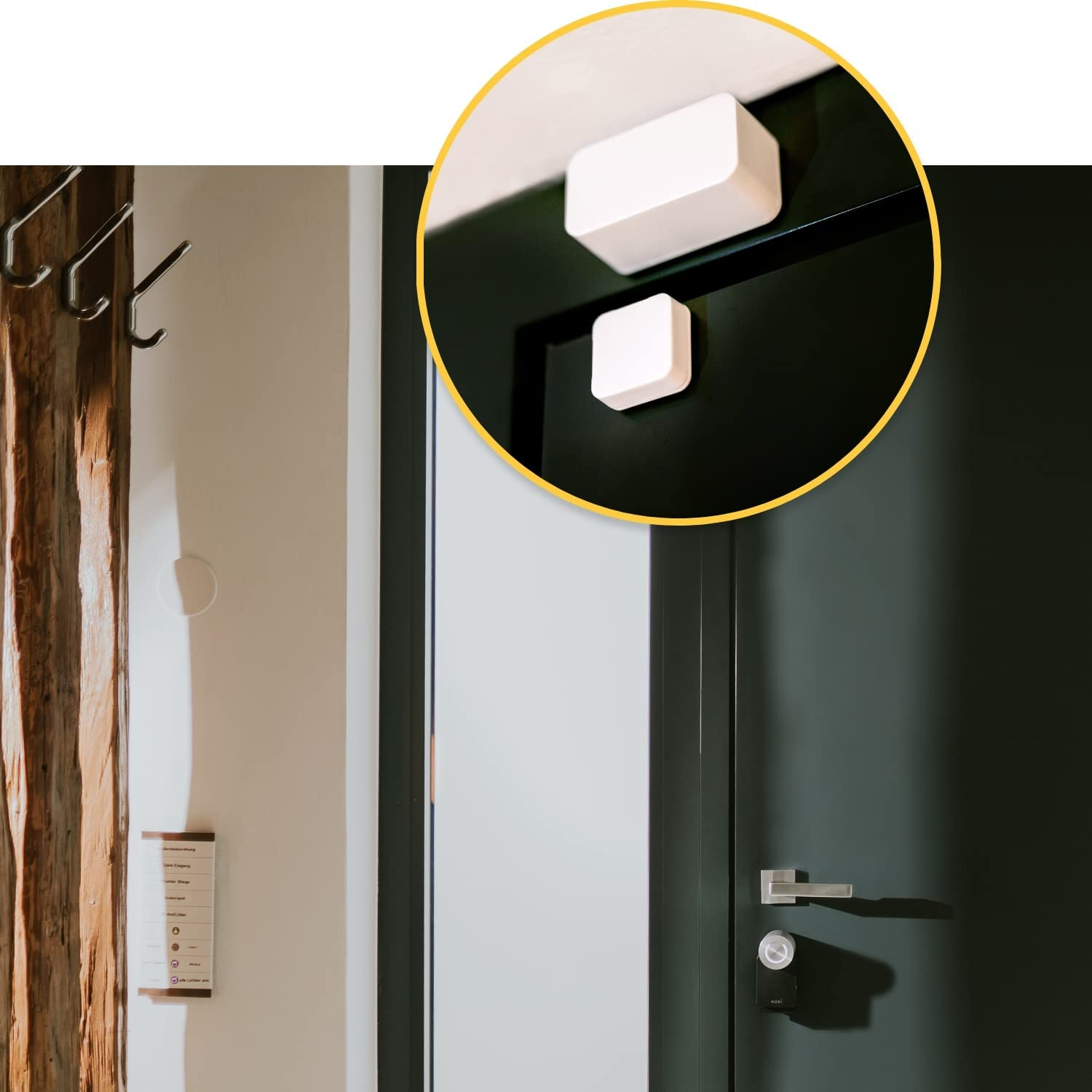 Dispositivo domótico blanco montado en el marco de una puerta, con círculo de cerca.