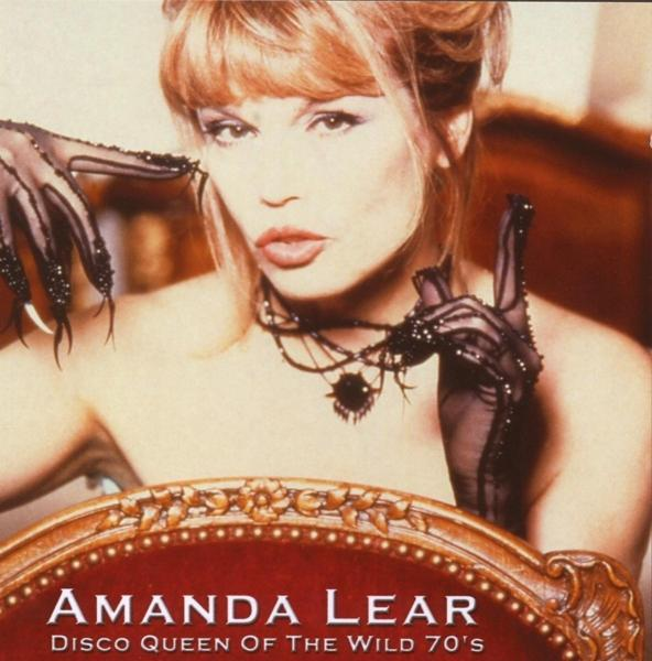 Amanda Lear, Disco-Queen, in glamouröser Pose mit schwarzen Handschuhen und Halskette, roter Hintergrund.