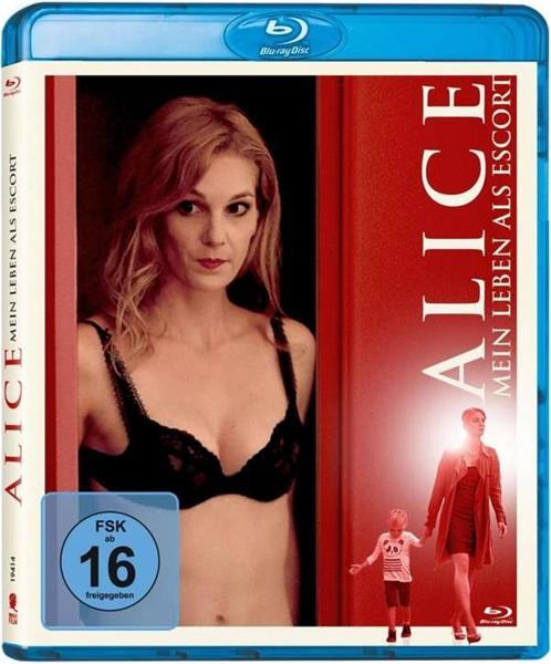 Alice Blu-ray Cover, Frau in schwarzem BH, Kind, Frau in rotem Kleid, blauer Hintergrund.