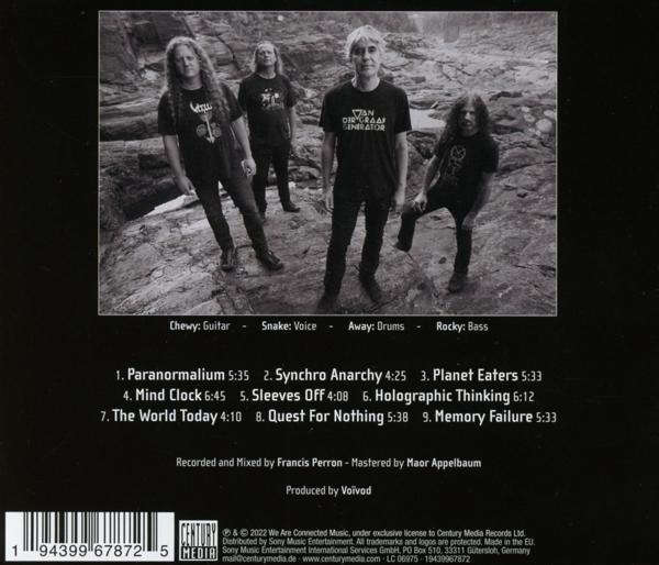 Rückseite einer CD mit Bandfoto und Trackliste. Schwarzer Hintergrund, weißer Text.