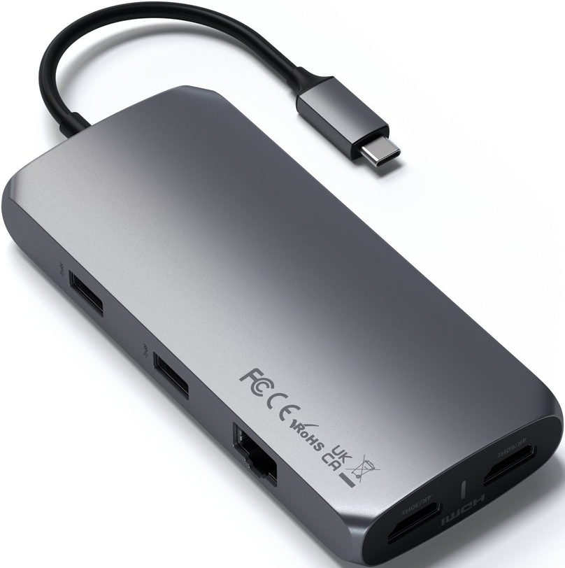 Ein silberner Multiport-Adapter mit verschiedenen Anschlüssen und einem angeschlossenen USB-C-Kabel.