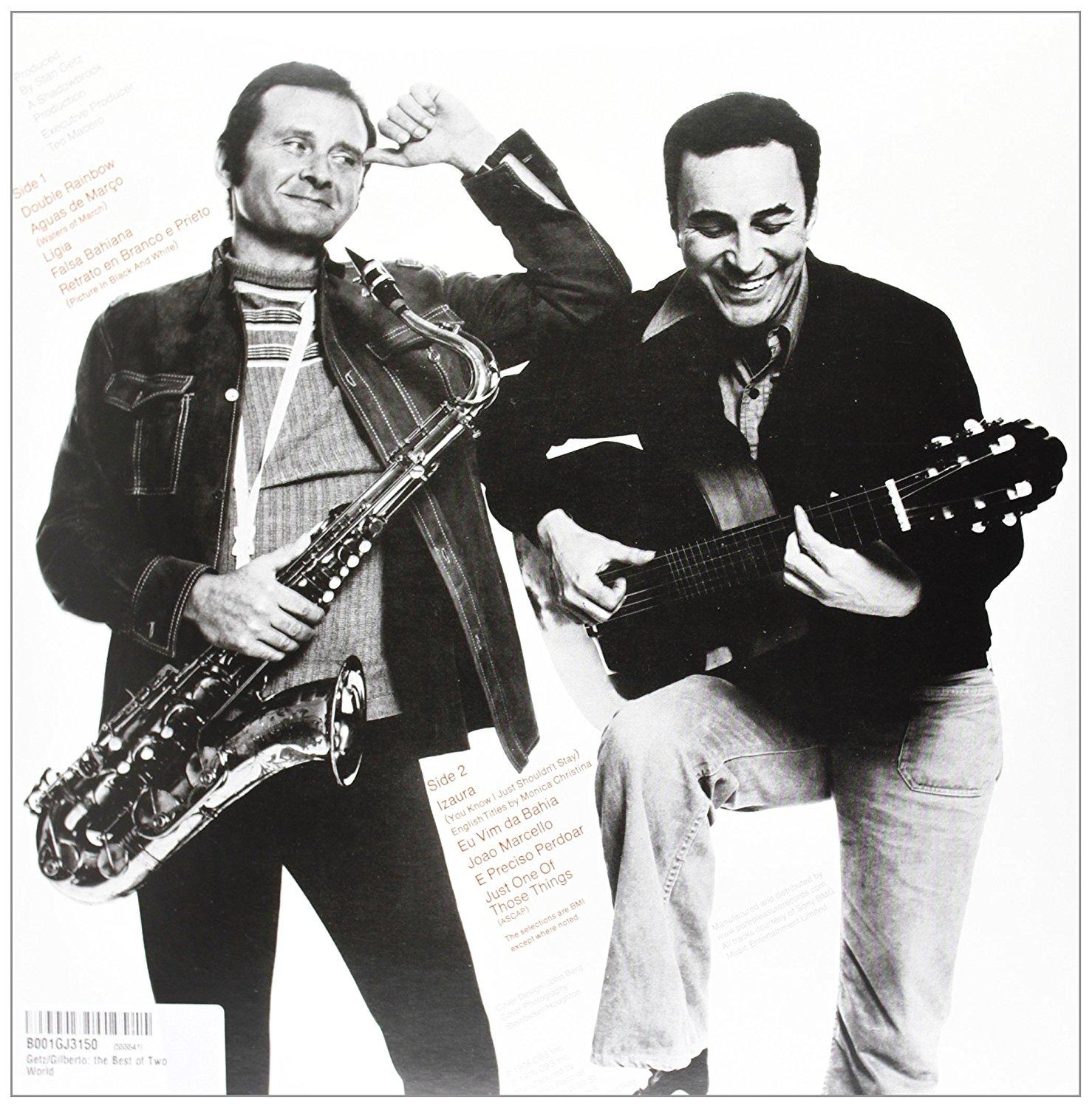 Két férfi szaxofonnal és gitárral pózol fehér háttér előtt, album borító.