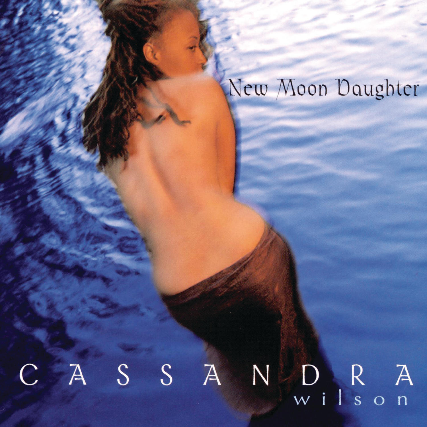Album borító. Egy nő a vízben, háttal a nézőnek. Cím: New Moon Daughter. Előadó: Cassandra Wilson. Sötét haj, barna szoknya.