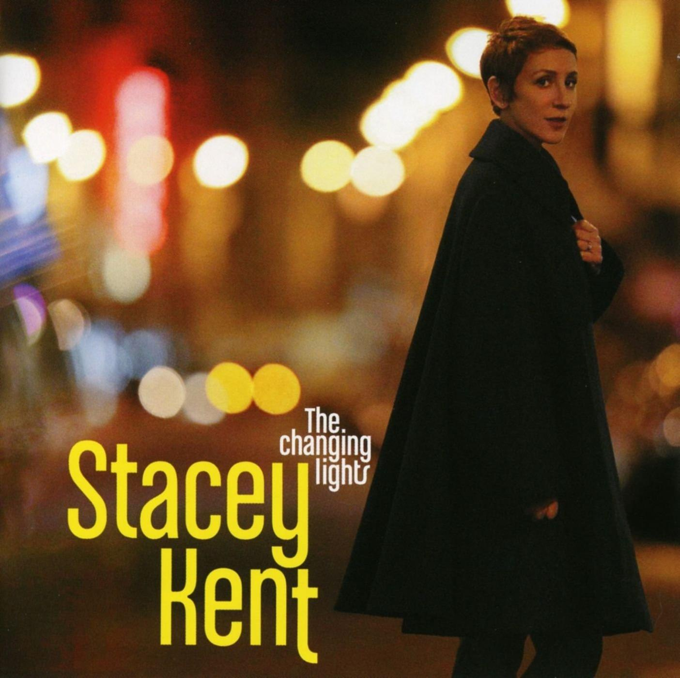 Album borító: Stacey Kent fekete kabátban egy utcán sárga lámpákkal, sárga cím.