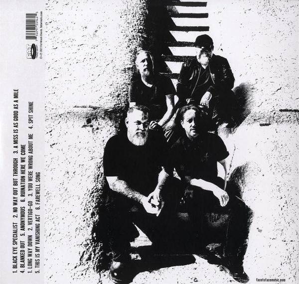 Albumcover mit vier Männern in schwarzen Hemden, Bandname und Trackliste.