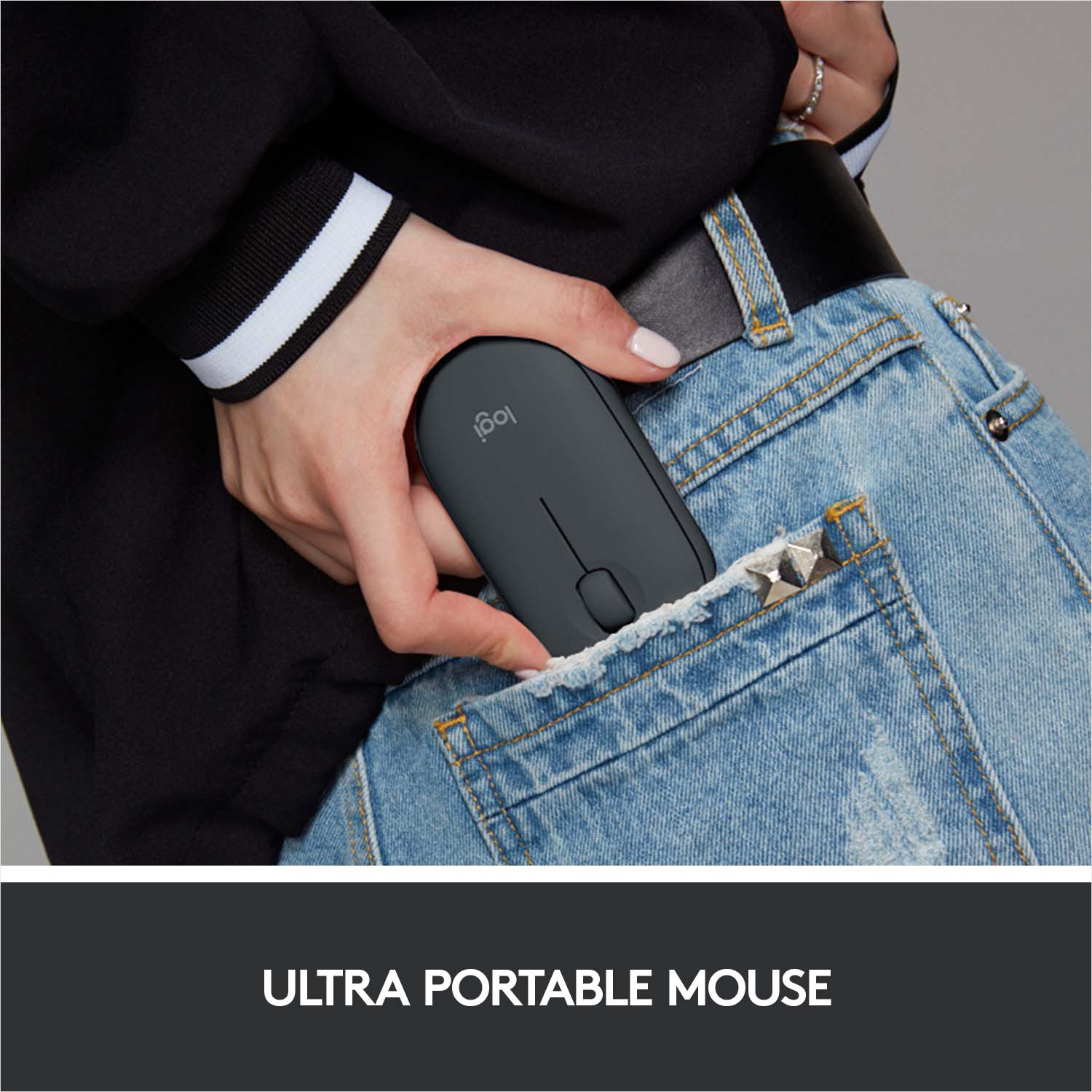 Una mano mette un mouse wireless nero in una tasca di jeans blu. Testo: MOUSE ULTRA PORTATILE.