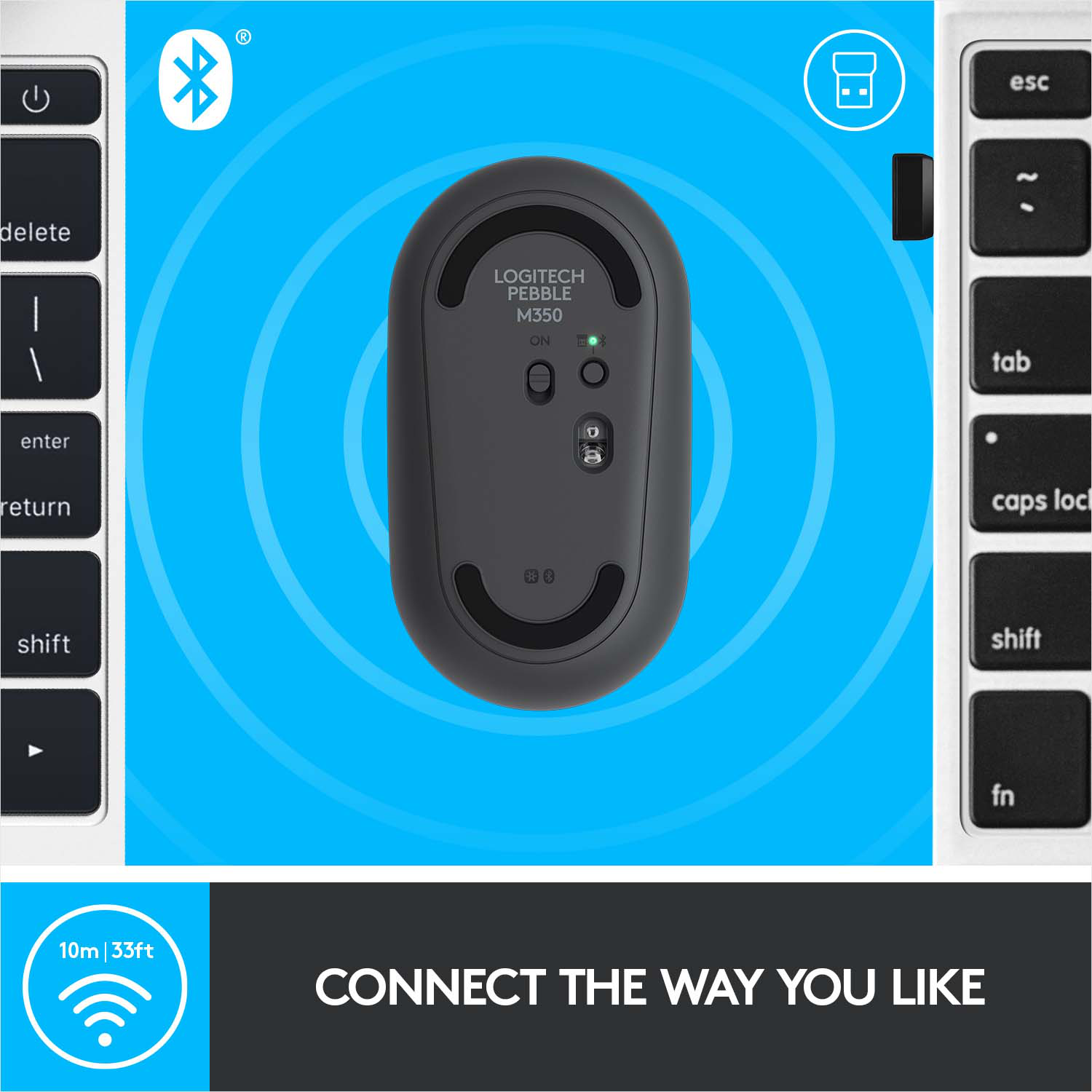 Una tastiera per computer con un mouse su una superficie blu, vista dal basso.