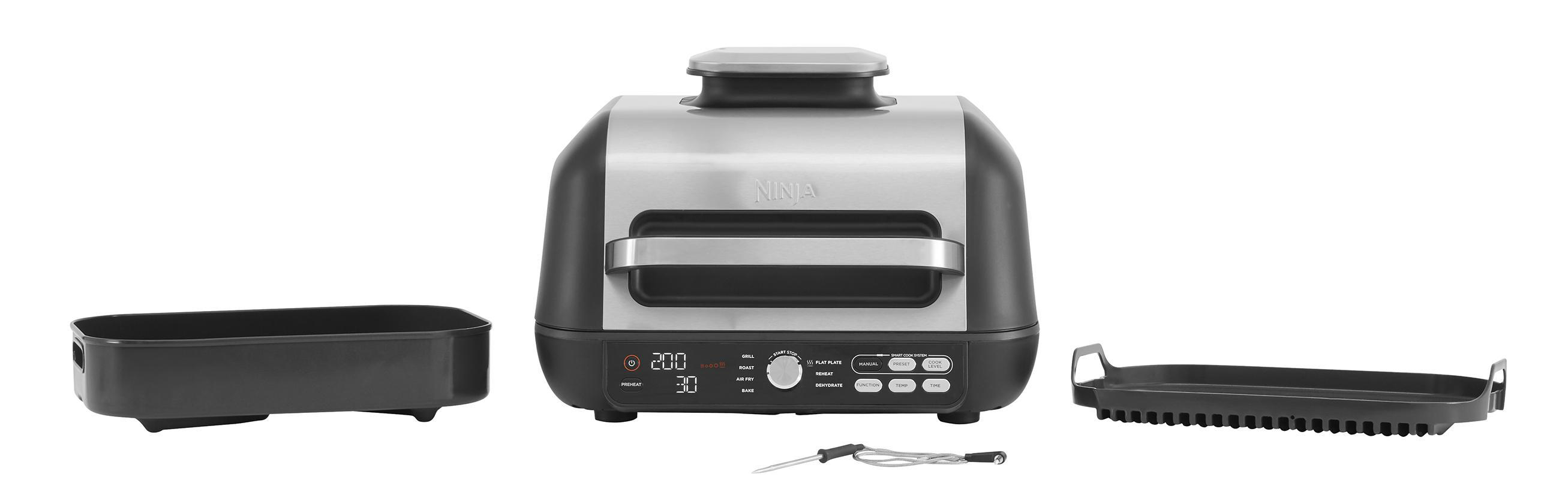 Ein Ninja Grill mit Kochzubehör auf weißem Hintergrund.