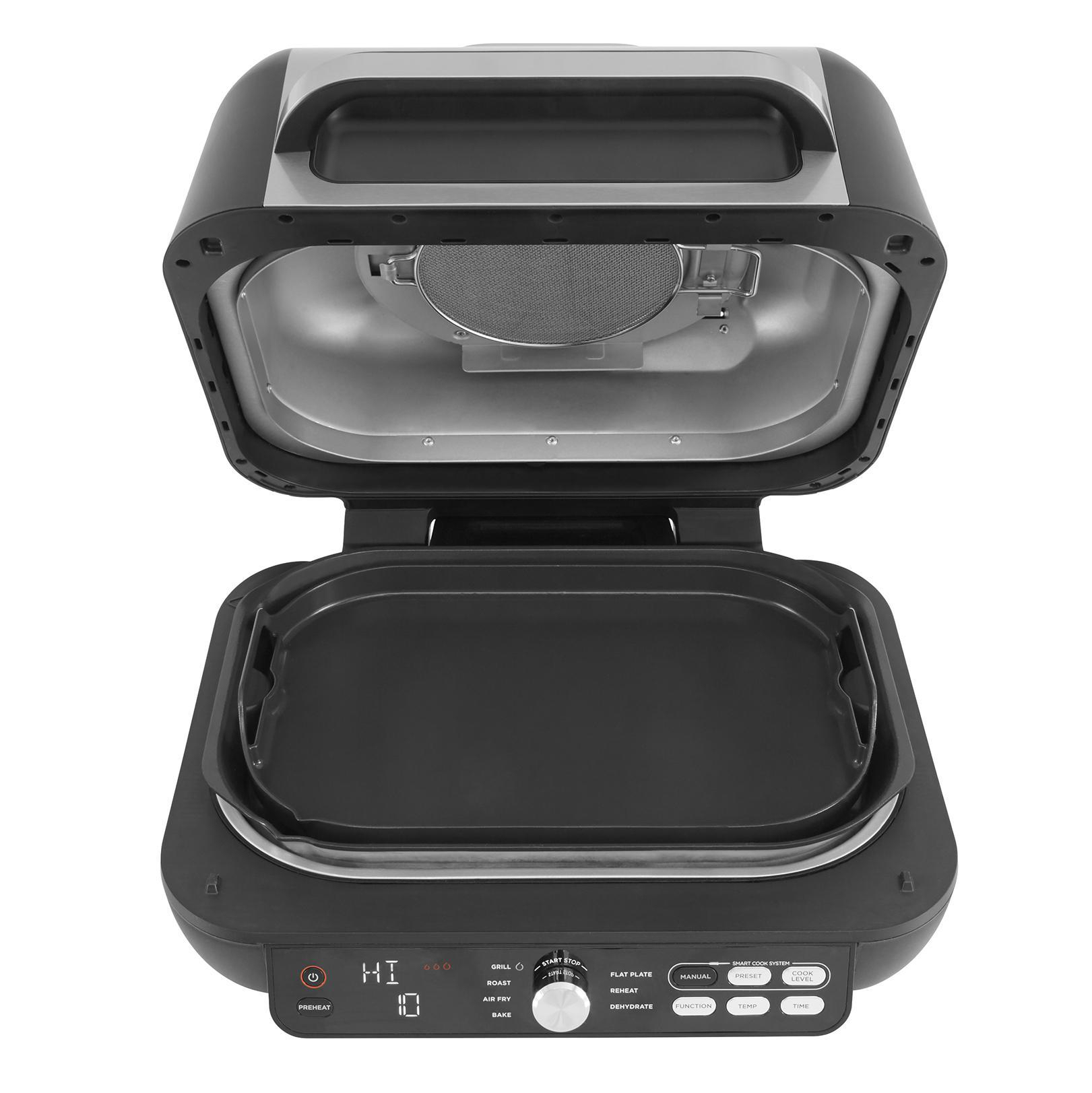 Ein offener, schwarzer Multifunktionsgrill mit silbernen Akzenten und Bedienfeld.