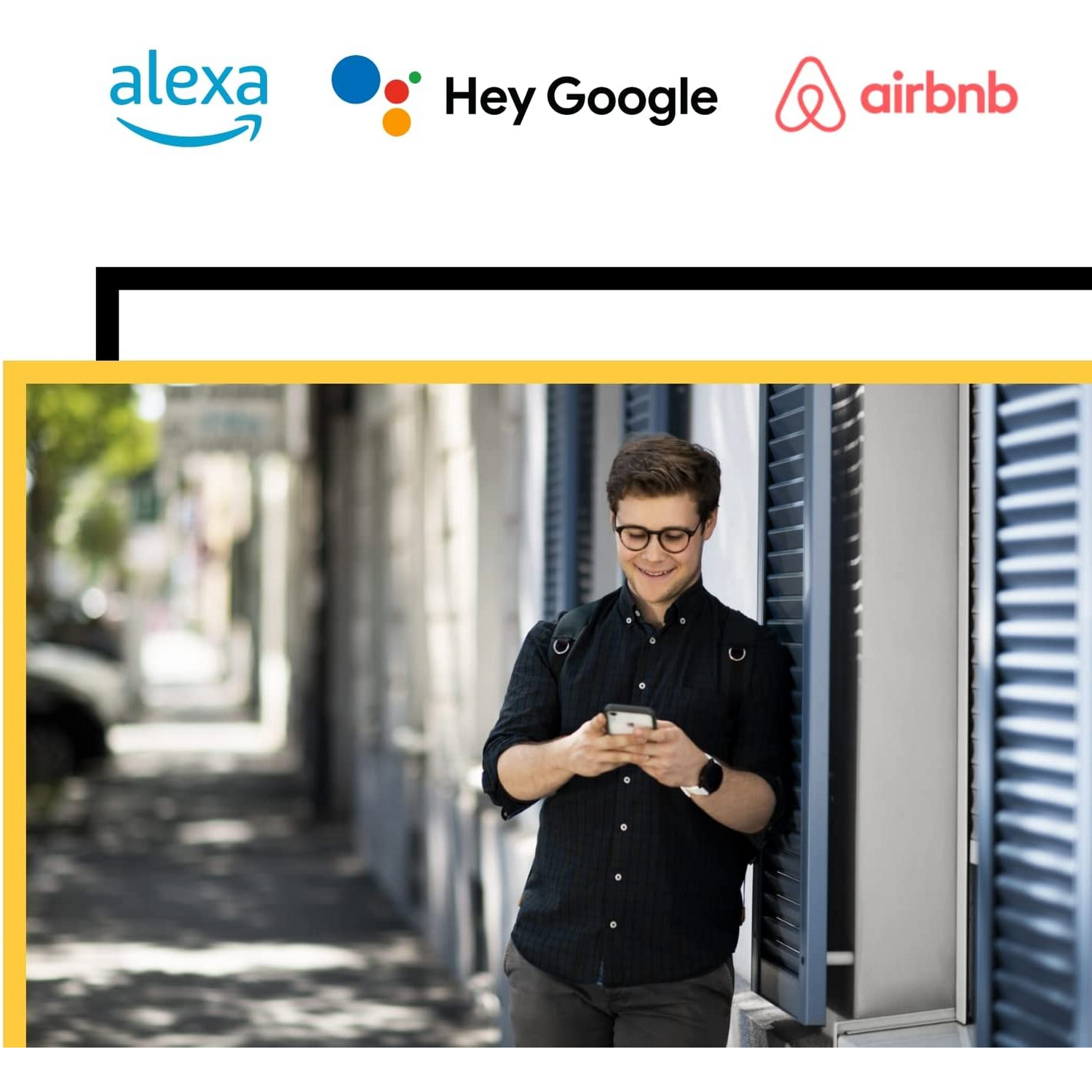 Un hombre usa su teléfono al aire libre. Los logotipos de Alexa, Hey Google y Airbnb están en la parte superior de la imagen.