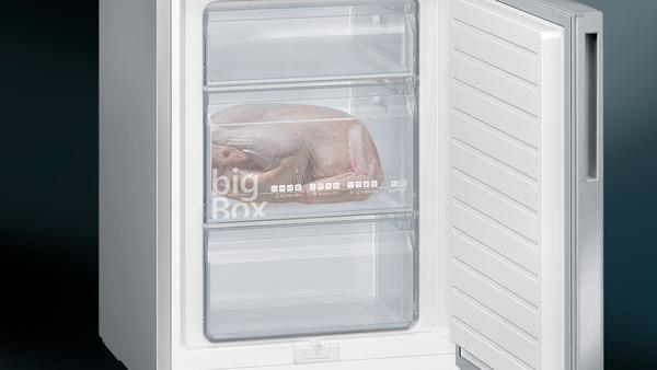 Gefrierschrank mit Truthahn in der großen Box. Weißer Hintergrund.