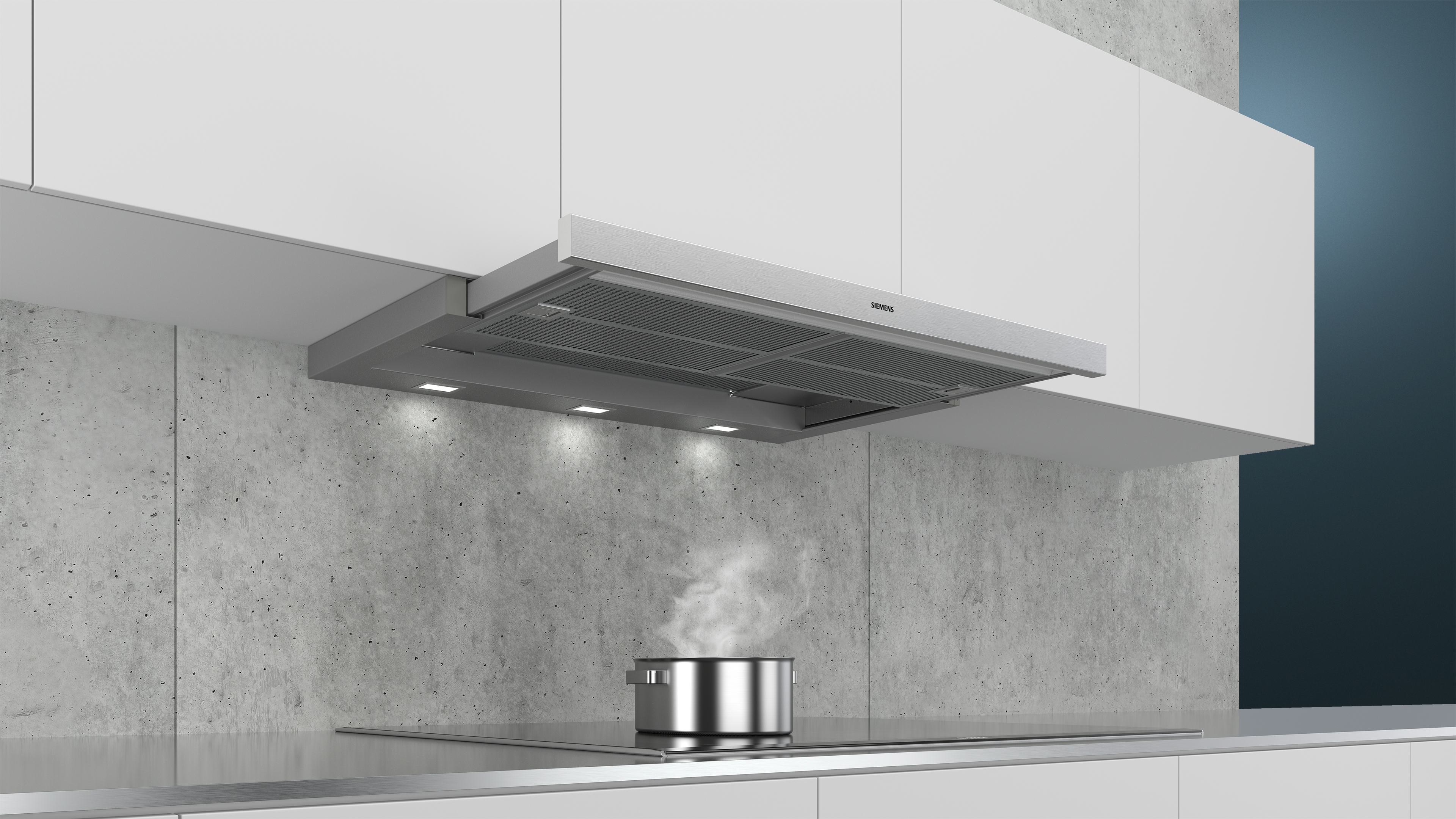 Une hotte aspirante en acier inoxydable au-dessus d'une cuisinière avec une casserole fumante.