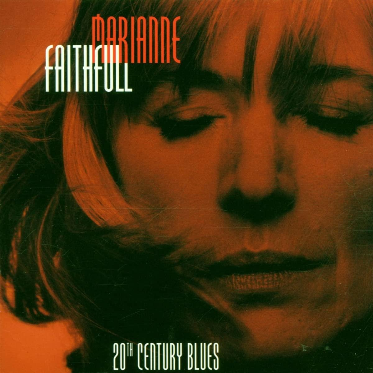 Album borító női arccal. Cím: Marianne Faithfull, album: 20th Century Blues. Narancssárga háttér.