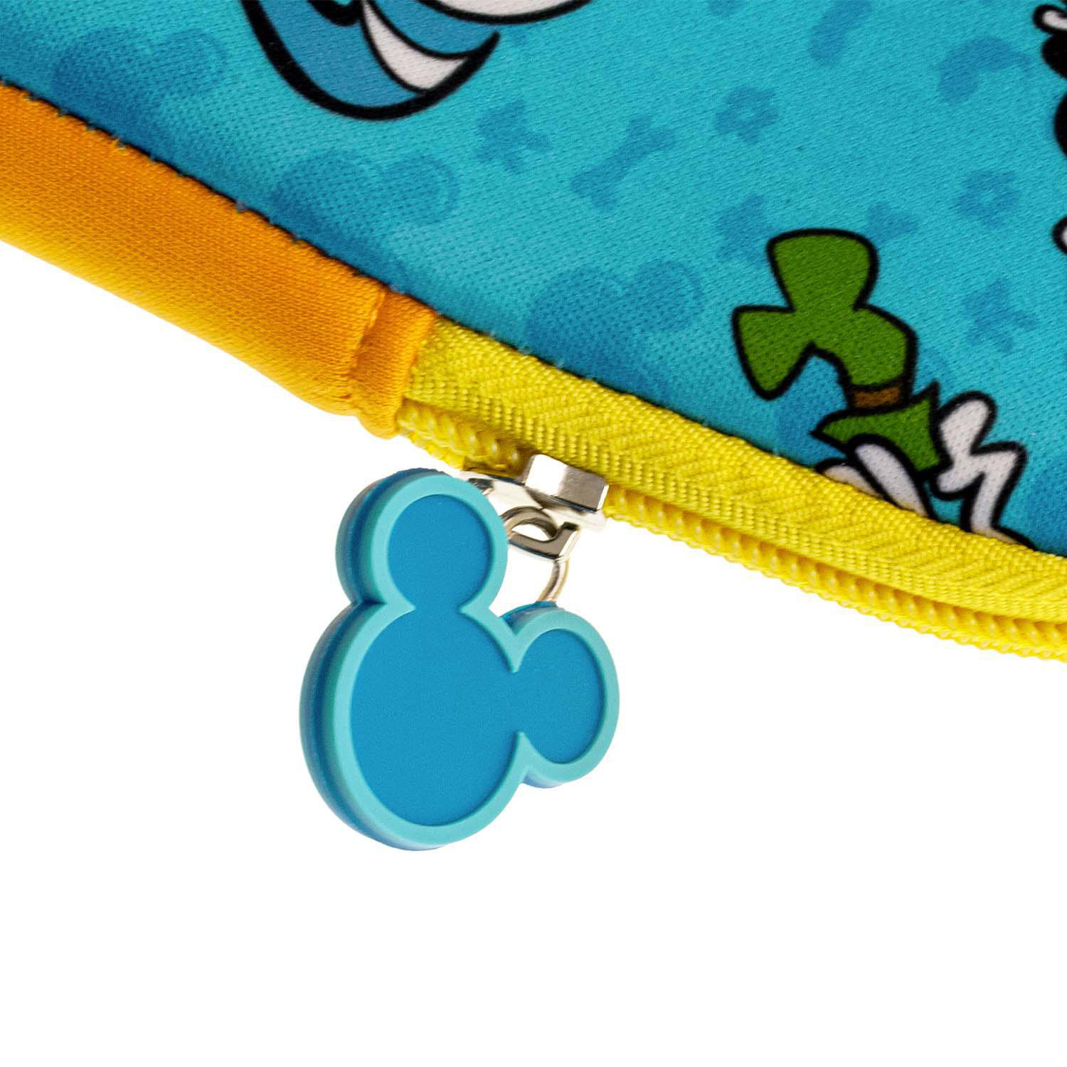 Nahaufnahme eines blauen Reißverschlussanhängers mit Mickey Mouse Silhouette auf einem blauen und gelben Beutel.