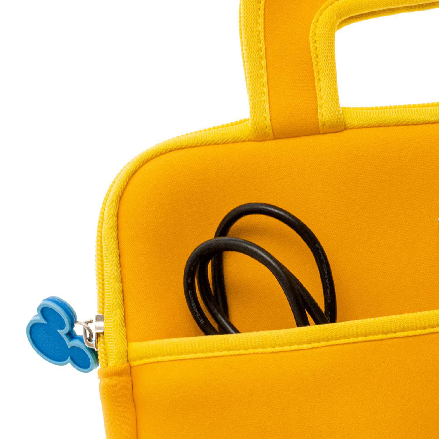 Nahaufnahme eines gelben Etuis mit blauem Mickey Mouse Kopf-Reißverschluss und schwarzem Kabel.