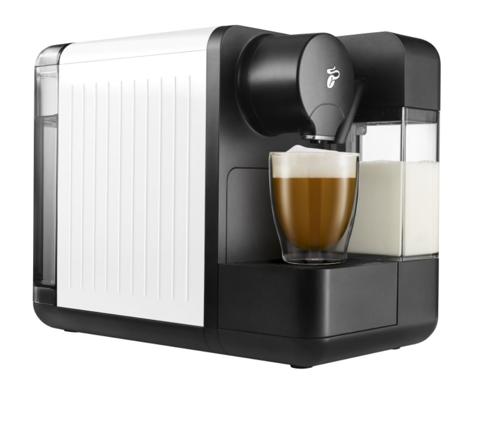 Kahve dolu bir bardakla espresso makinesi. Sağda süt kabı.