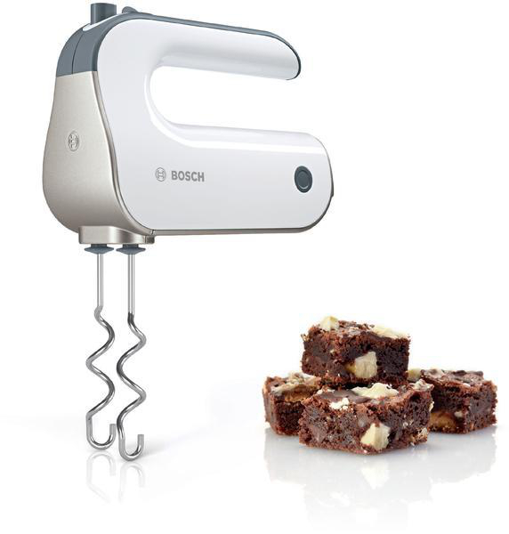 Weißer und silberner Handmixer mit Metall-Schlägern und Brownies.