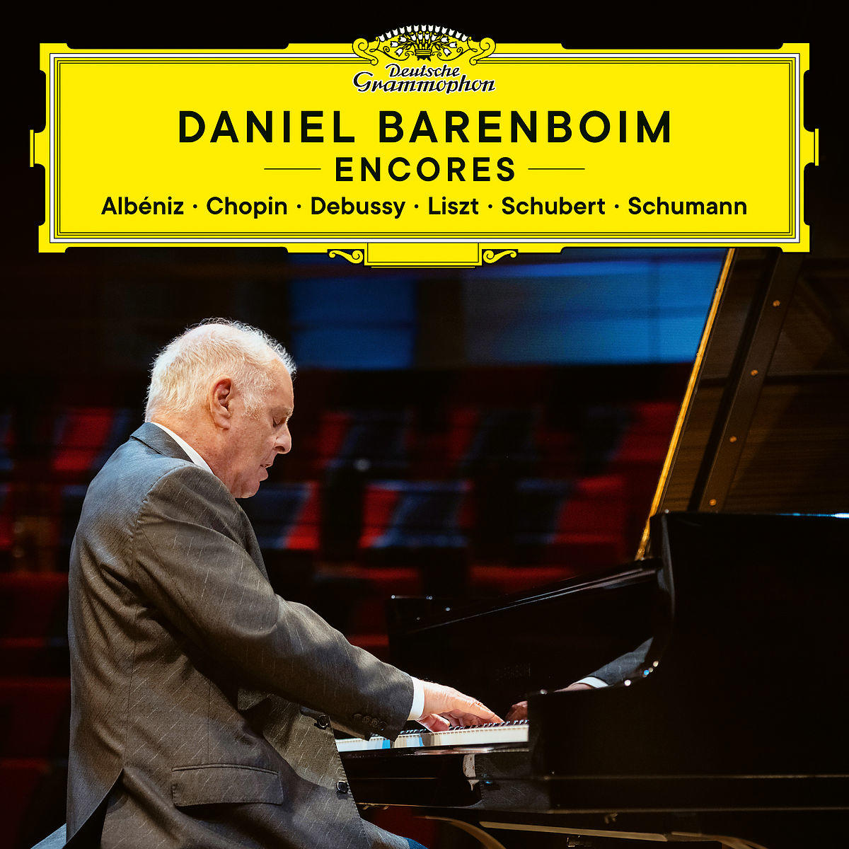 Daniel Barenboim jouant du piano. Pochette d'album Deutsche Grammophon jaune en arrière-plan.