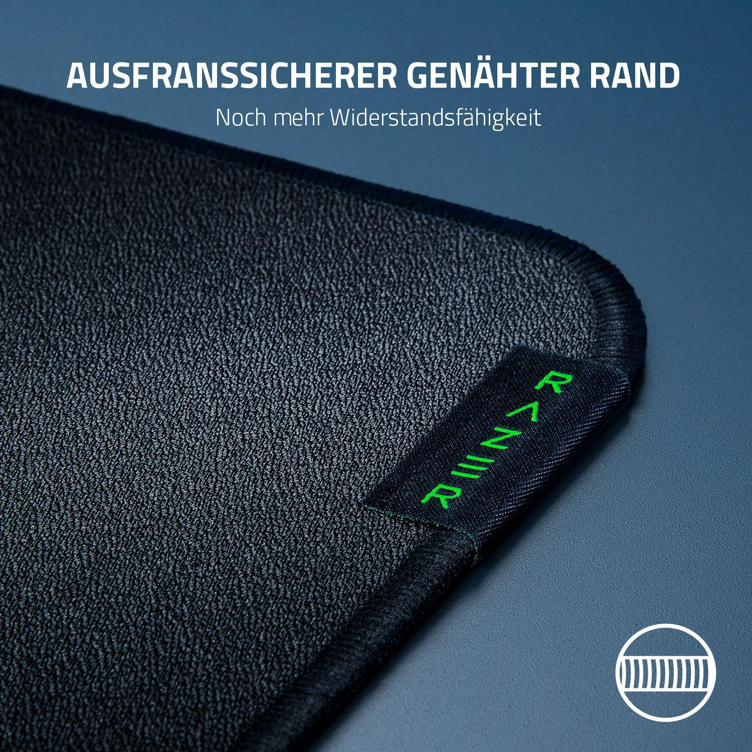 Nahaufnahme eines schwarzen Razer-Mauspads mit grünem Razer-Logo. Schwarzer Hintergrund.