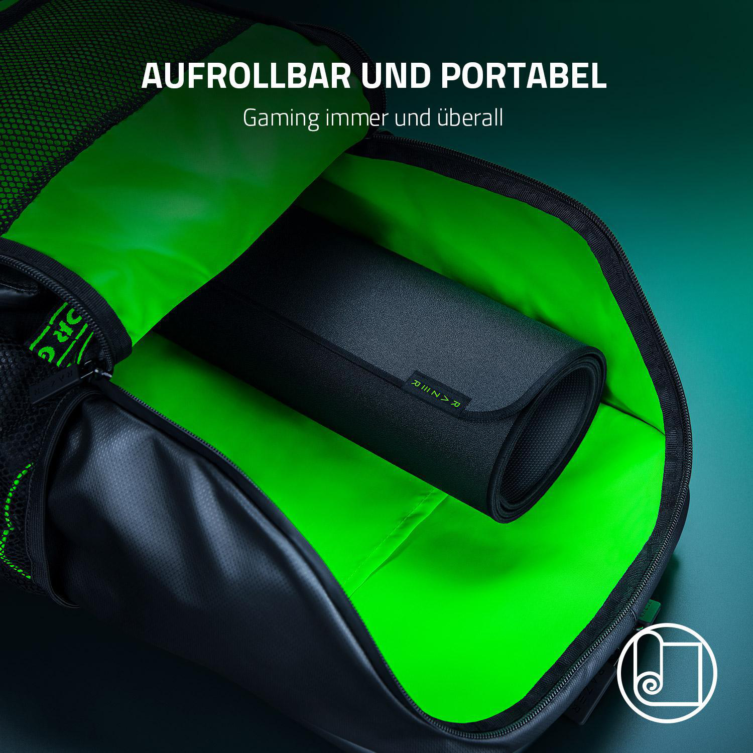Ein gerolltes schwarzes Gaming-Mauspad in einem Rucksack mit grünem Innenraum.