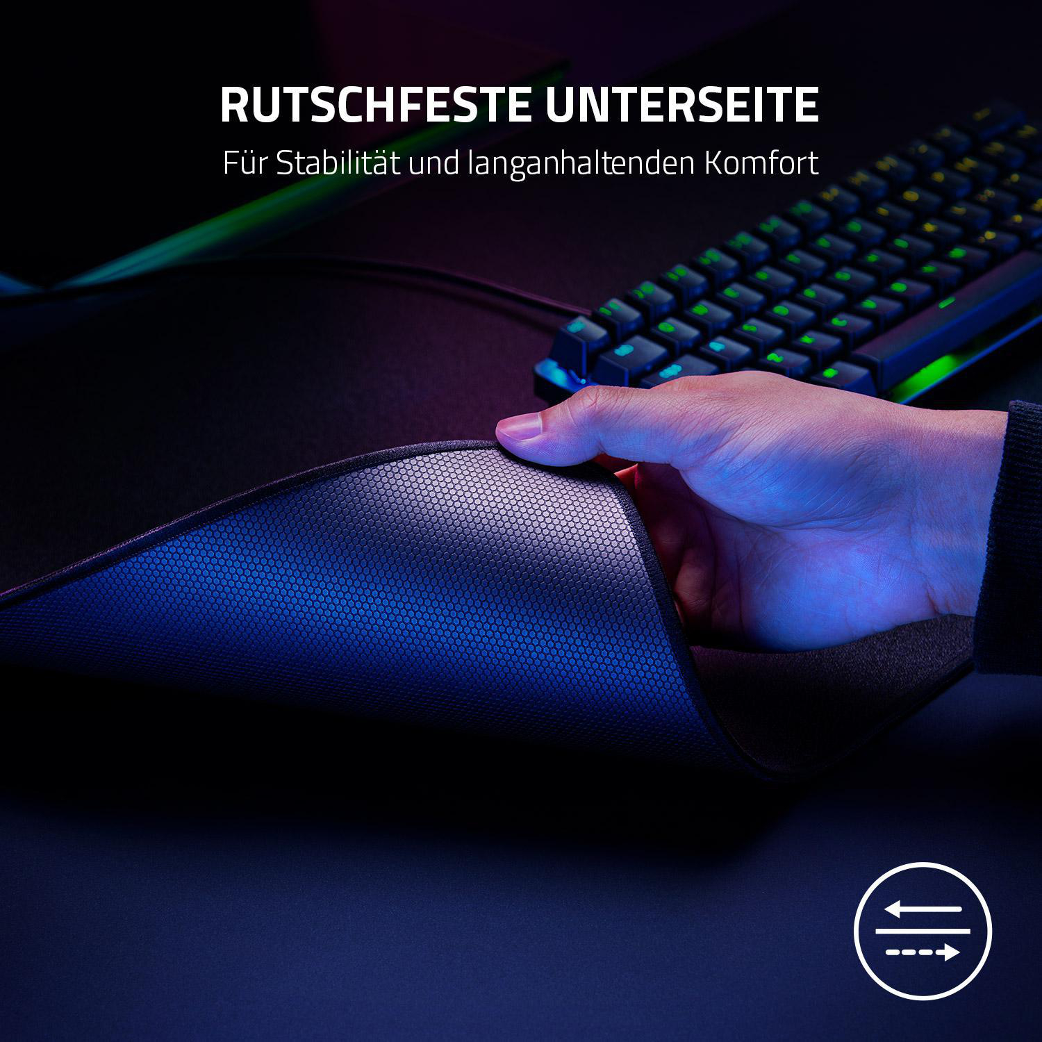 Hand, die ein schwarzes Mauspad hält, mit Text über rutschfeste Unterseite.