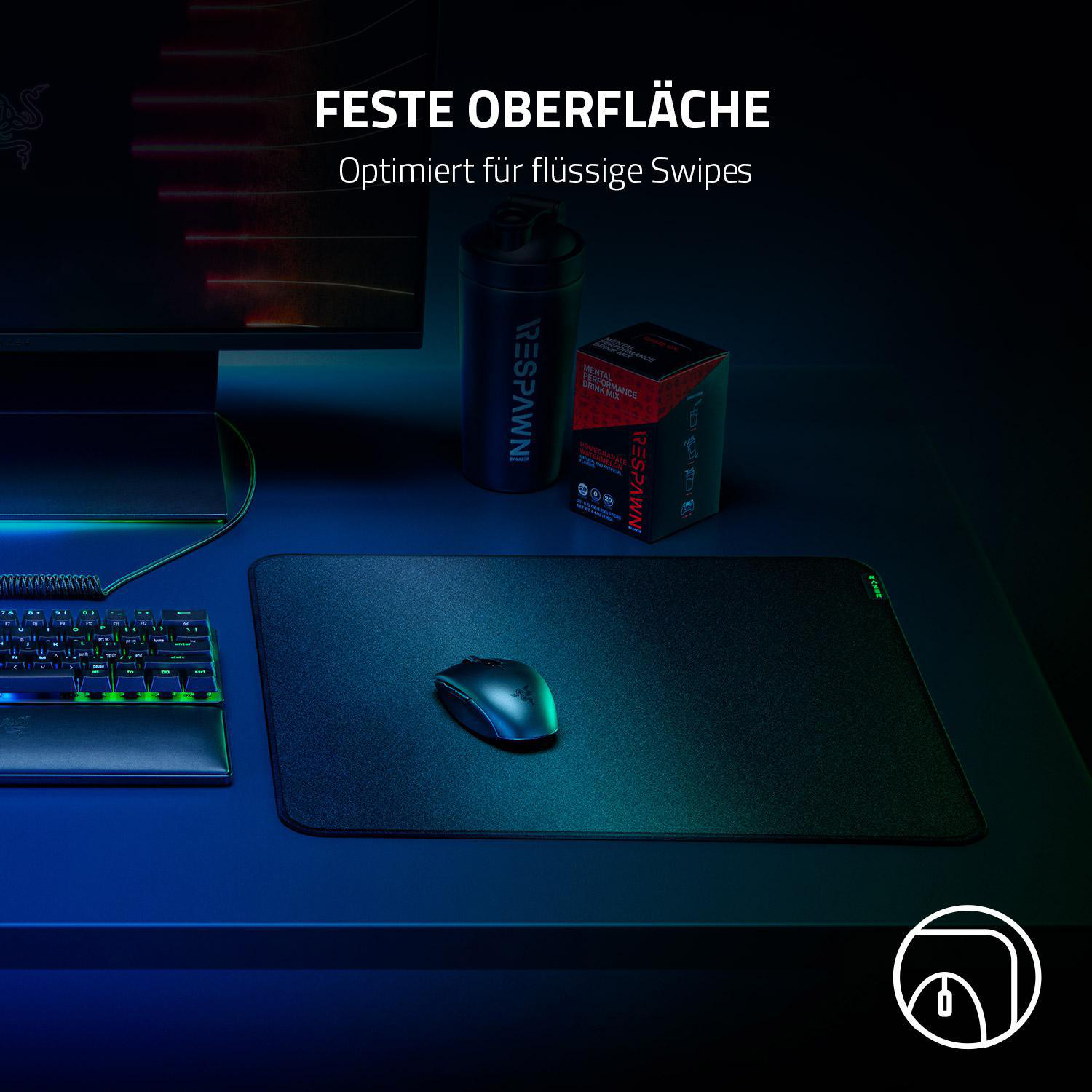 Ein Schreibtisch-Setup mit Maus, Mauspad, Getränkeshaker und Box. Text enthalten.