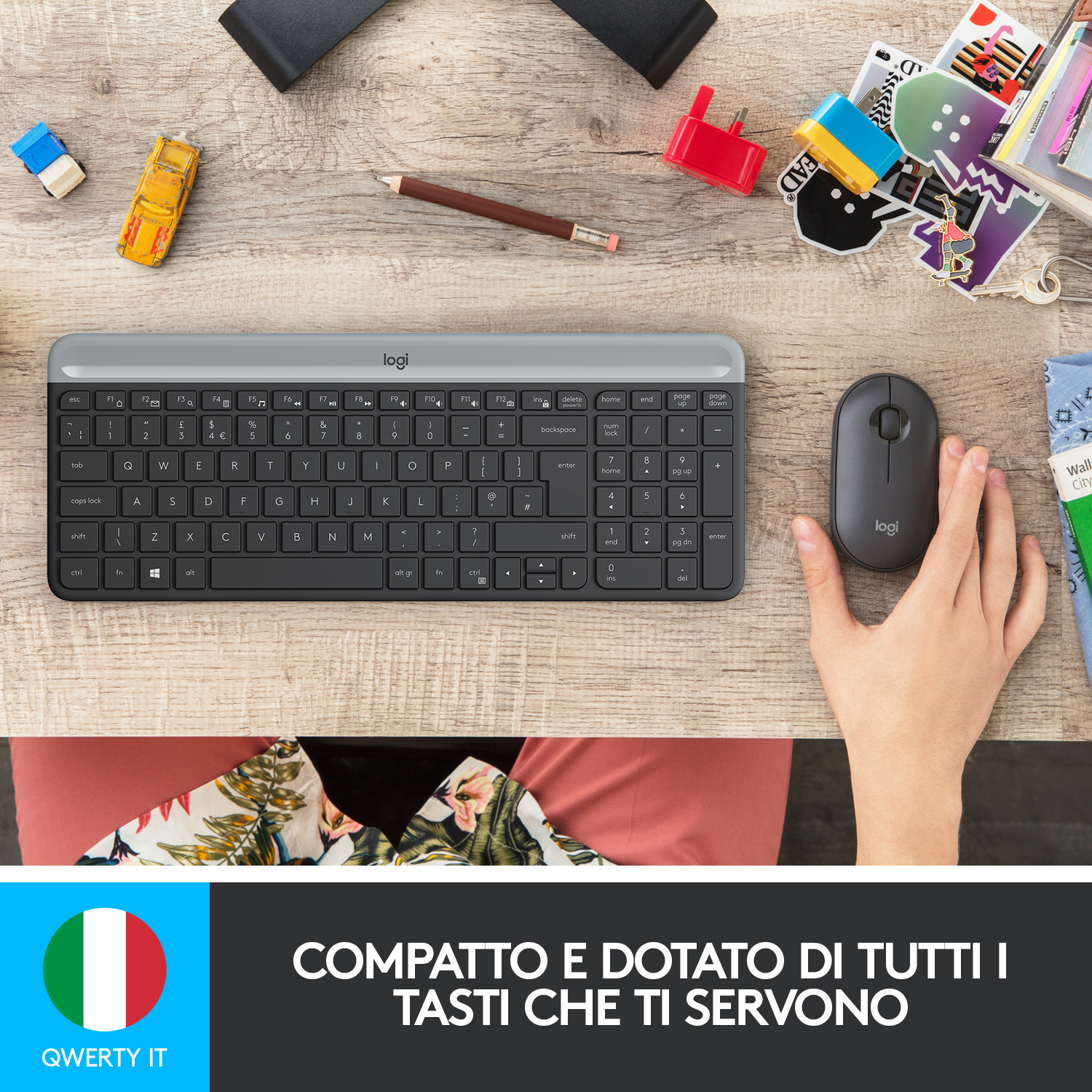 Una scrivania con tastiera e mouse grigi, e giocattoli, con la bandiera italiana e testo.