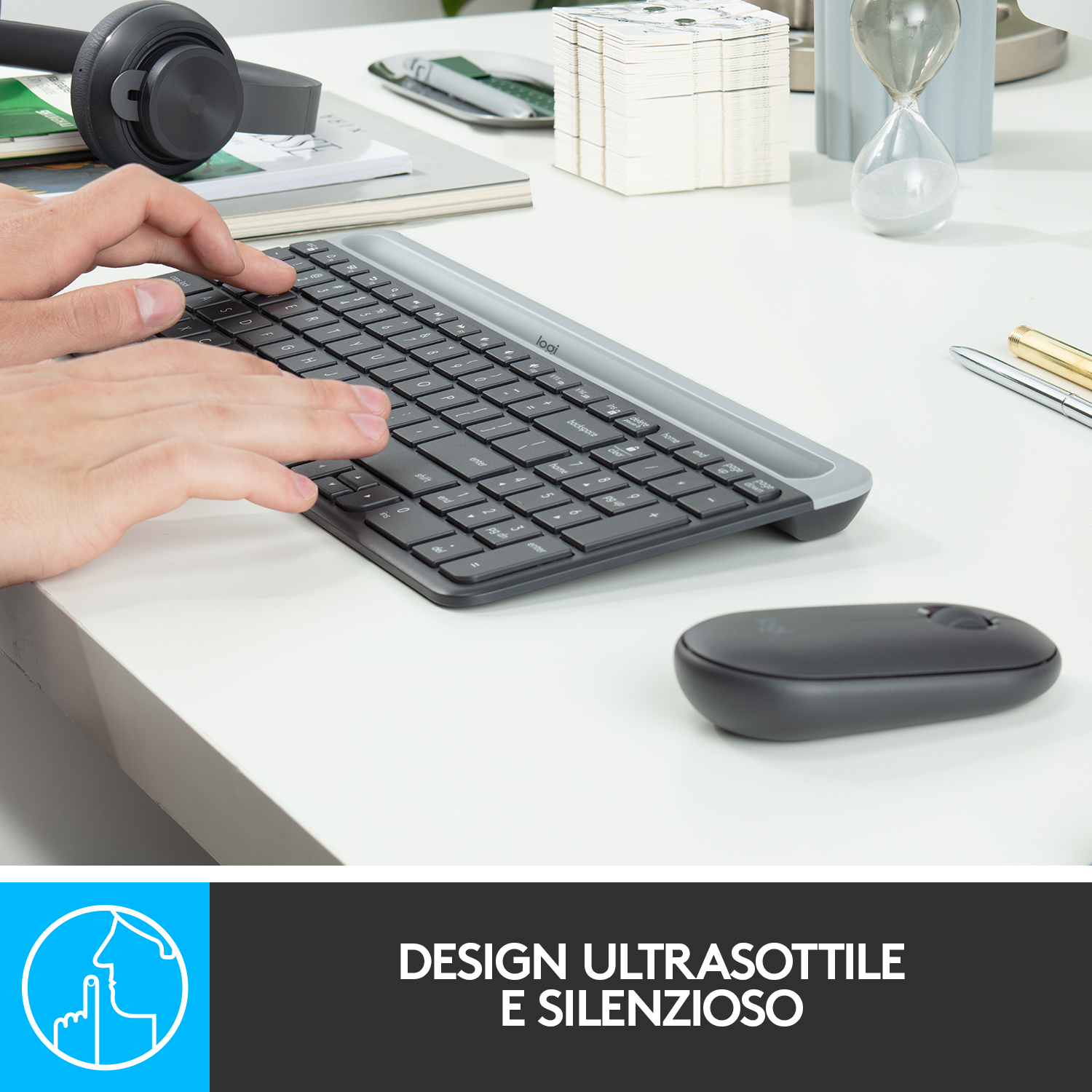 Mani che digitano su una tastiera, con un mouse nero. La scena è su una scrivania bianca.