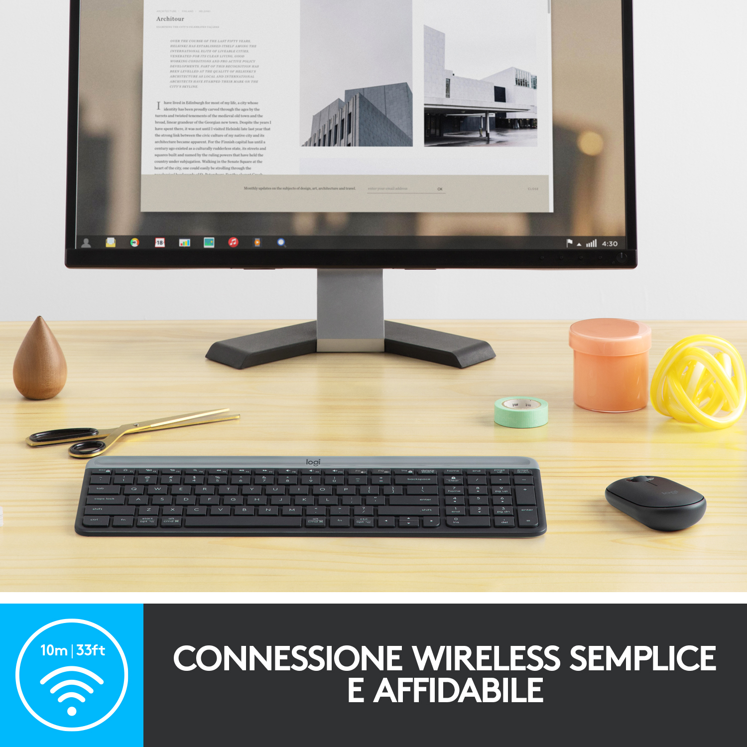 Un setup computer con monitor, tastiera, mouse e accessori da scrivania.