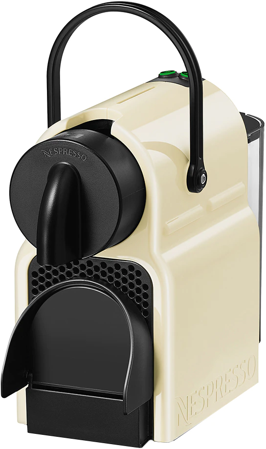 Krémszínű Nespresso kávéfőző fekete kifolyóval, fogantyúval és csepptálcával.