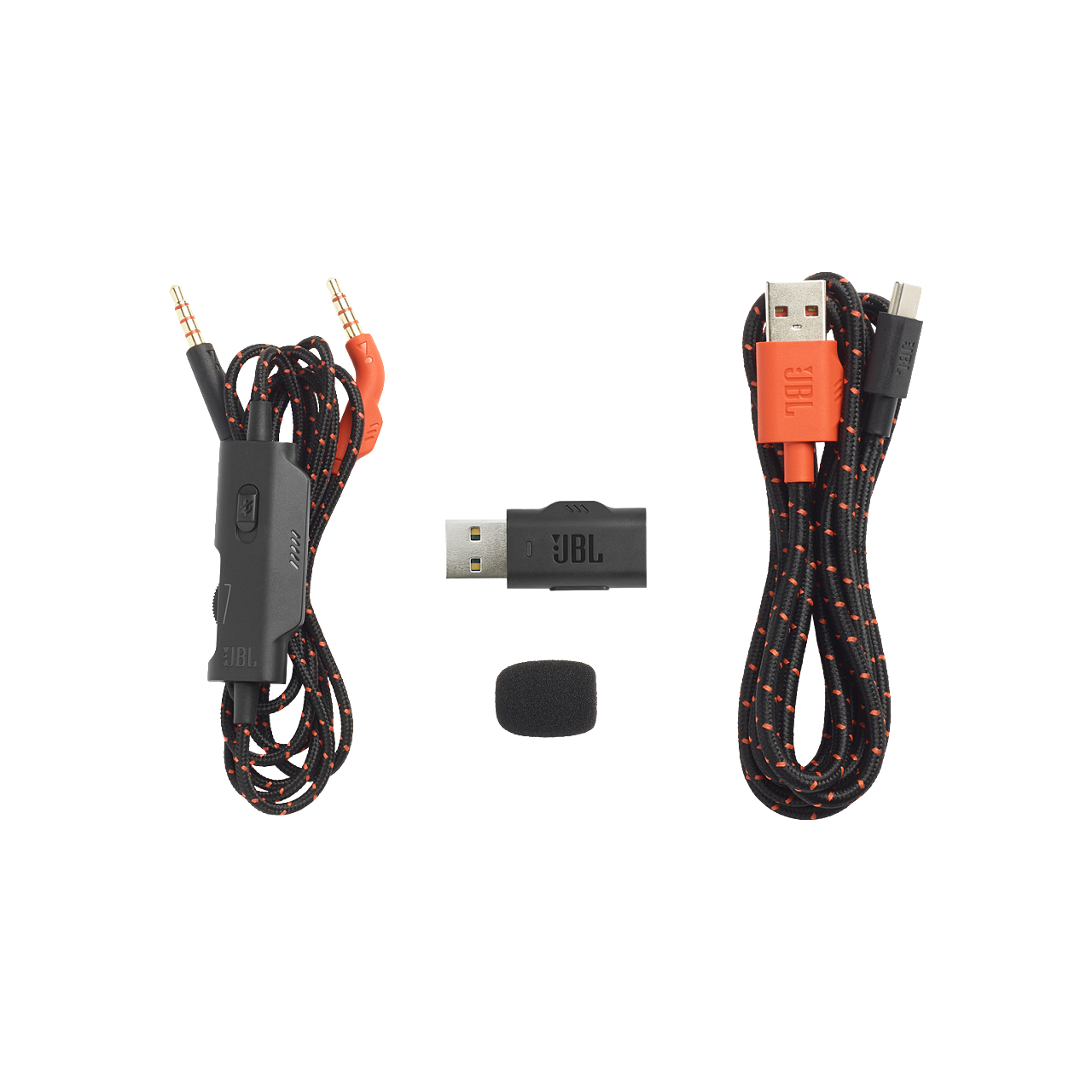 Ein Satz JBL-Audiokabel und ein Mikrofon, mit weißem Hintergrund.