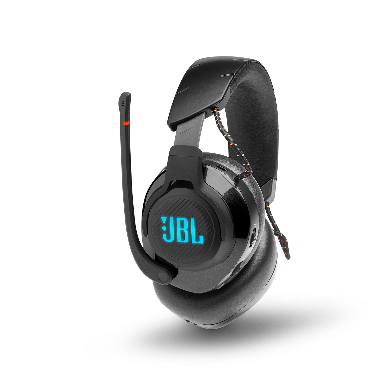 Schwarzes JBL Gaming-Headset mit Mikrofon und blau leuchtendem Logo. Orange-weißes Kabel.