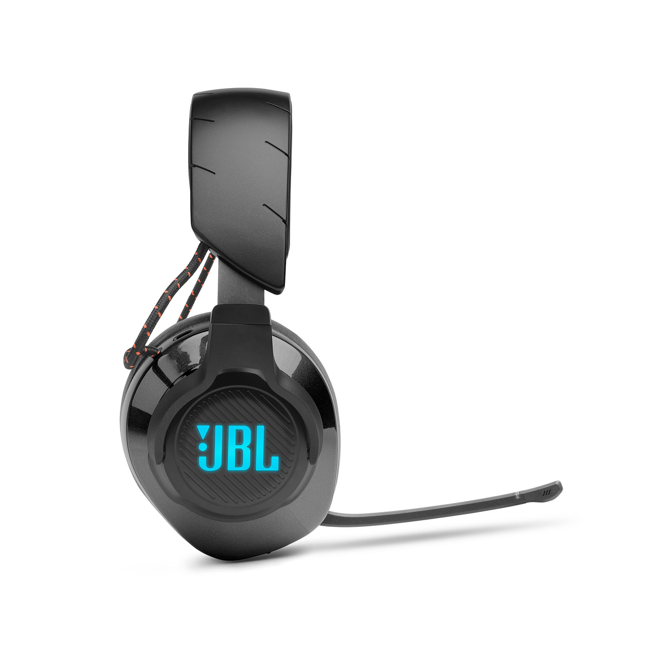 Ein schwarzes Gaming-Headset mit blau beleuchtetem JBL-Logo auf dem Ohrmuschel.