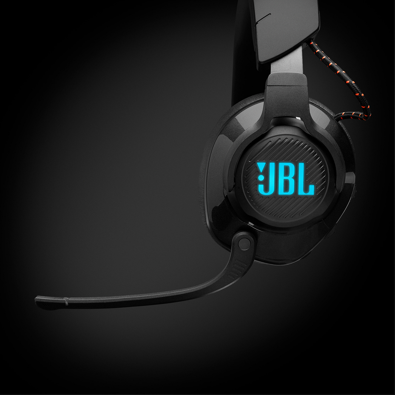 Schwarzes JBL Gaming-Headset mit Mikrofon. JBL-Logo blau beleuchtet auf den Ohrmuscheln.