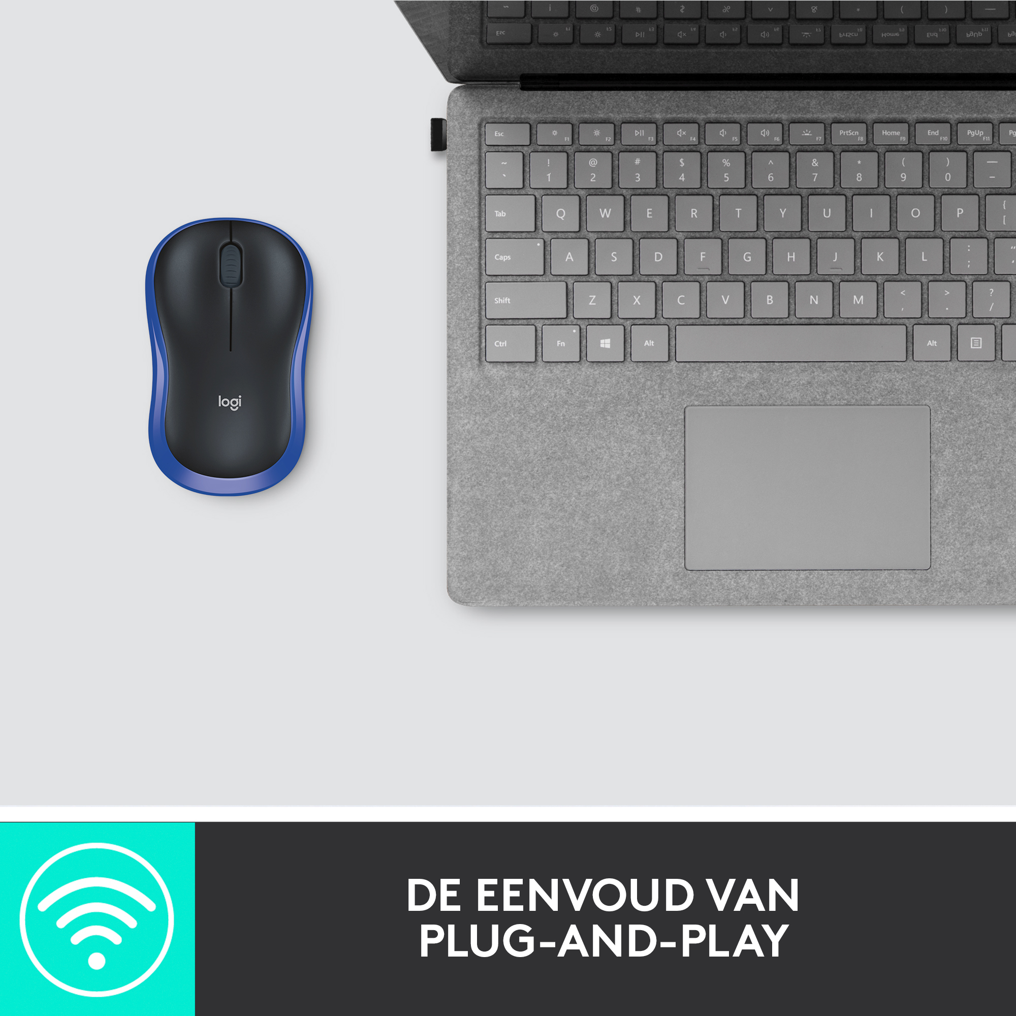 Een zwarte en blauwe muis naast een grijs laptoptoetsenbord. De muis is van het merk logi.