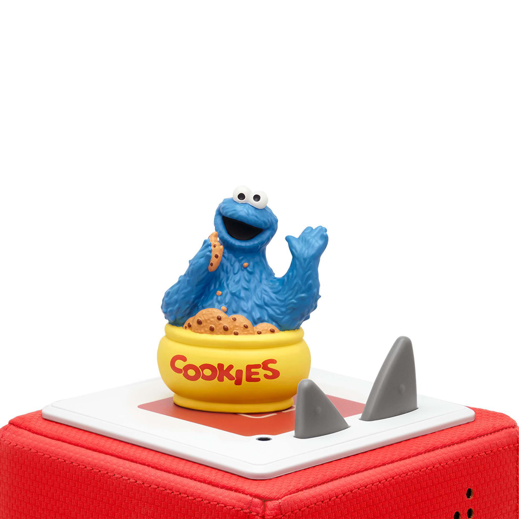 Krümelmonster-Figur in einer Keksschüssel, auf roter Basis mit Haifischflossen.