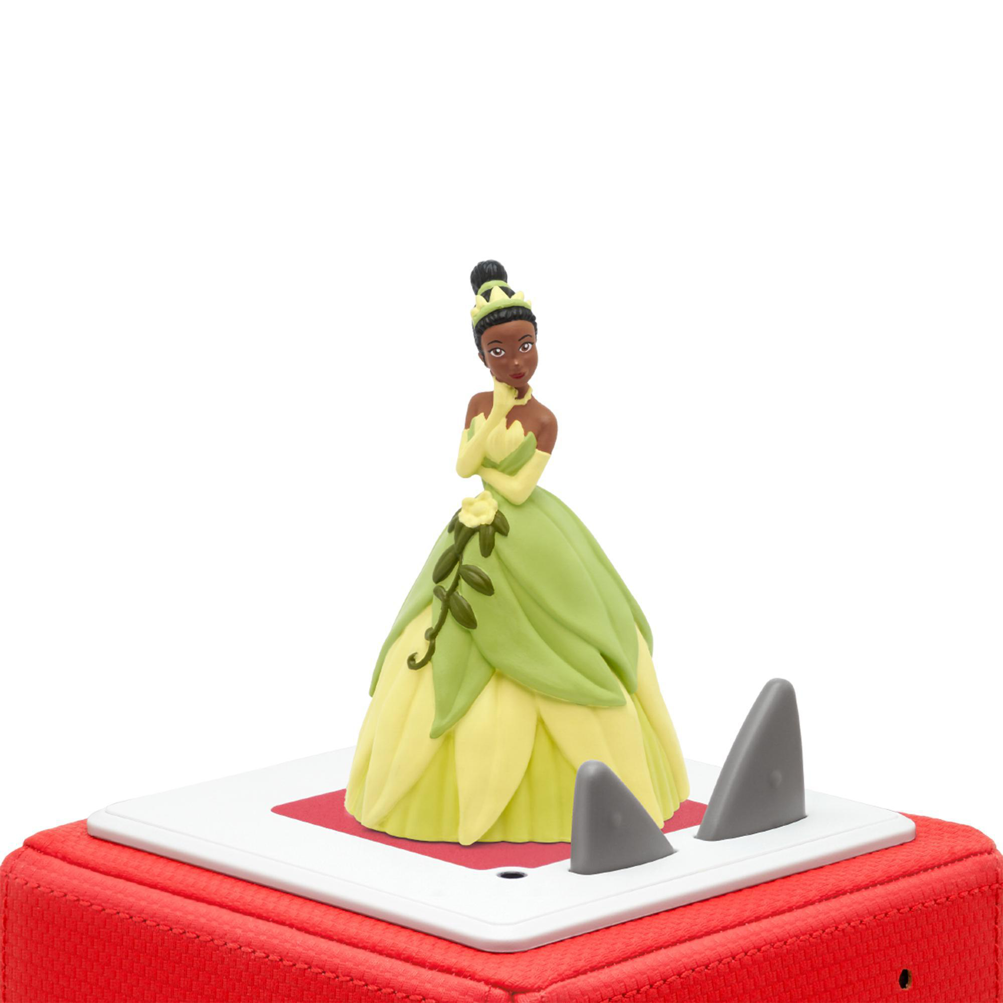 Figur von Prinzessin Tiana, grünes Kleid, auf roter Box mit zwei grauen Haifischflossen.