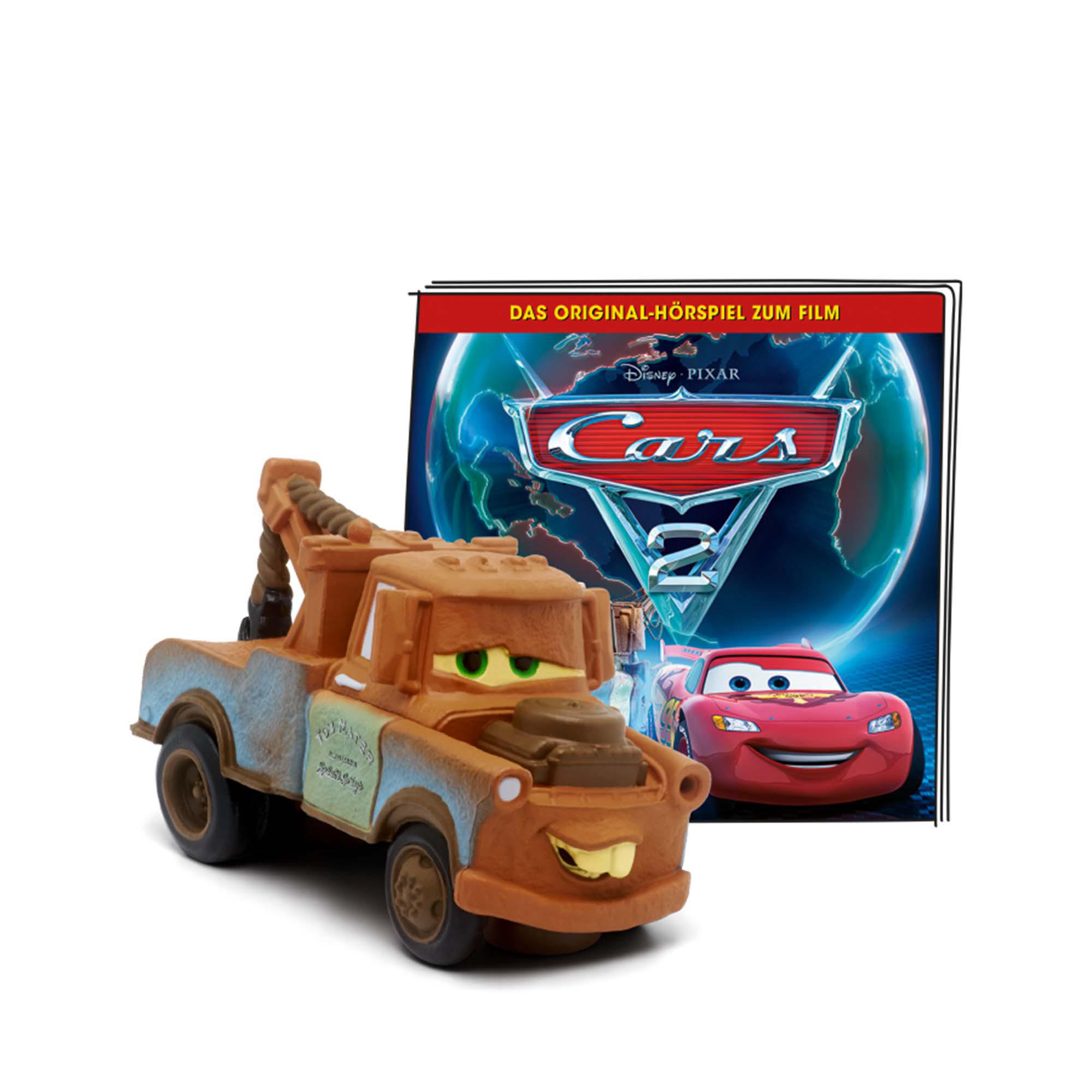Spielzeugauto Mater aus dem Film Cars 2, mit dem Filmcover im Hintergrund.