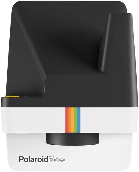 Polaroid Now Kamera, weißes Gehäuse, schwarzer Deckel, Regenbogenstreifen und gelber Knopf.