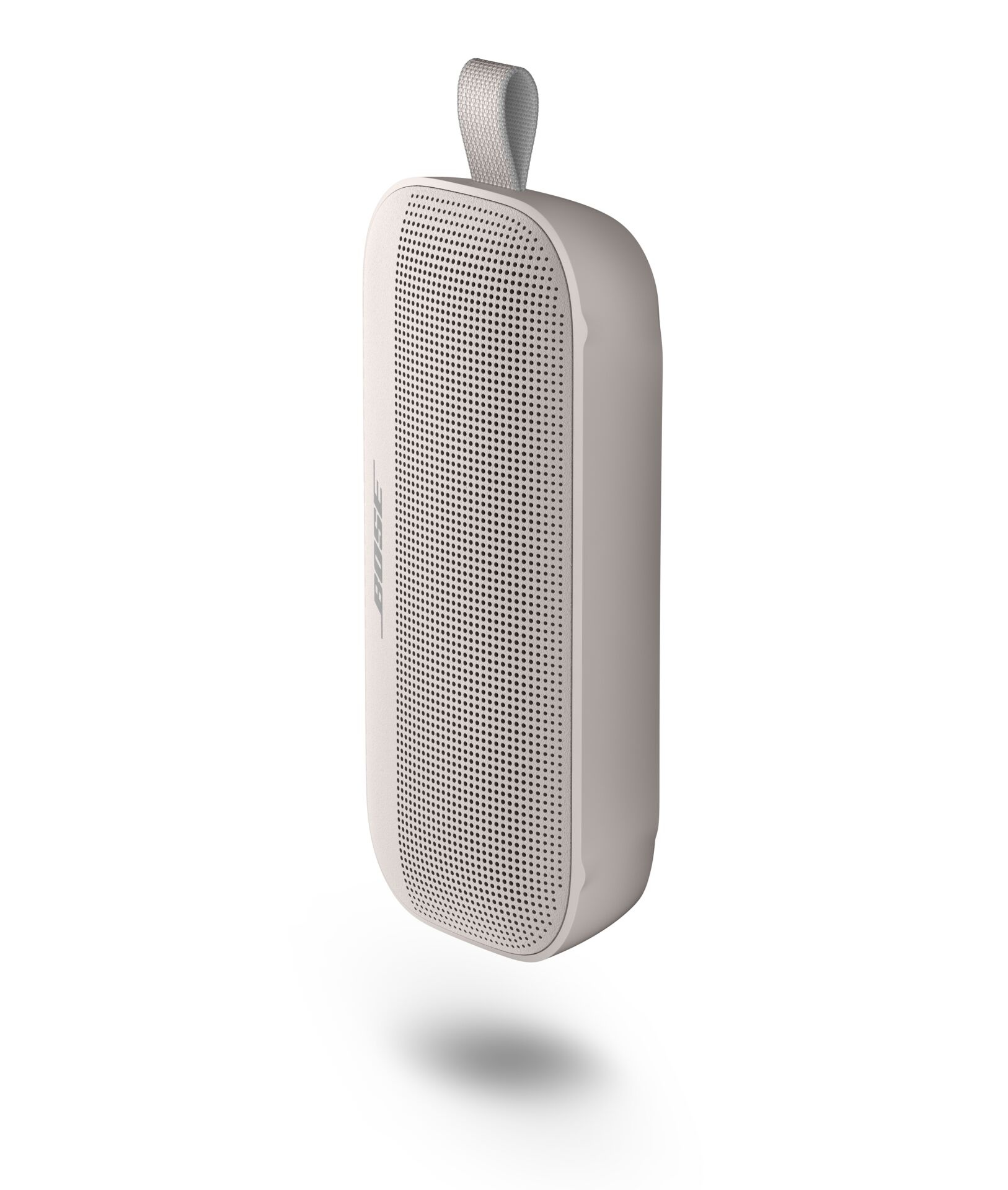 Een witte Bose-luidspreker hangend, met een mesh voorkant. De achtergrond is wit.