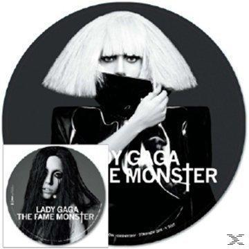 Fekete-fehér kép Lady Gagáról. Fekete ruhát visel, és fehér parókája van.