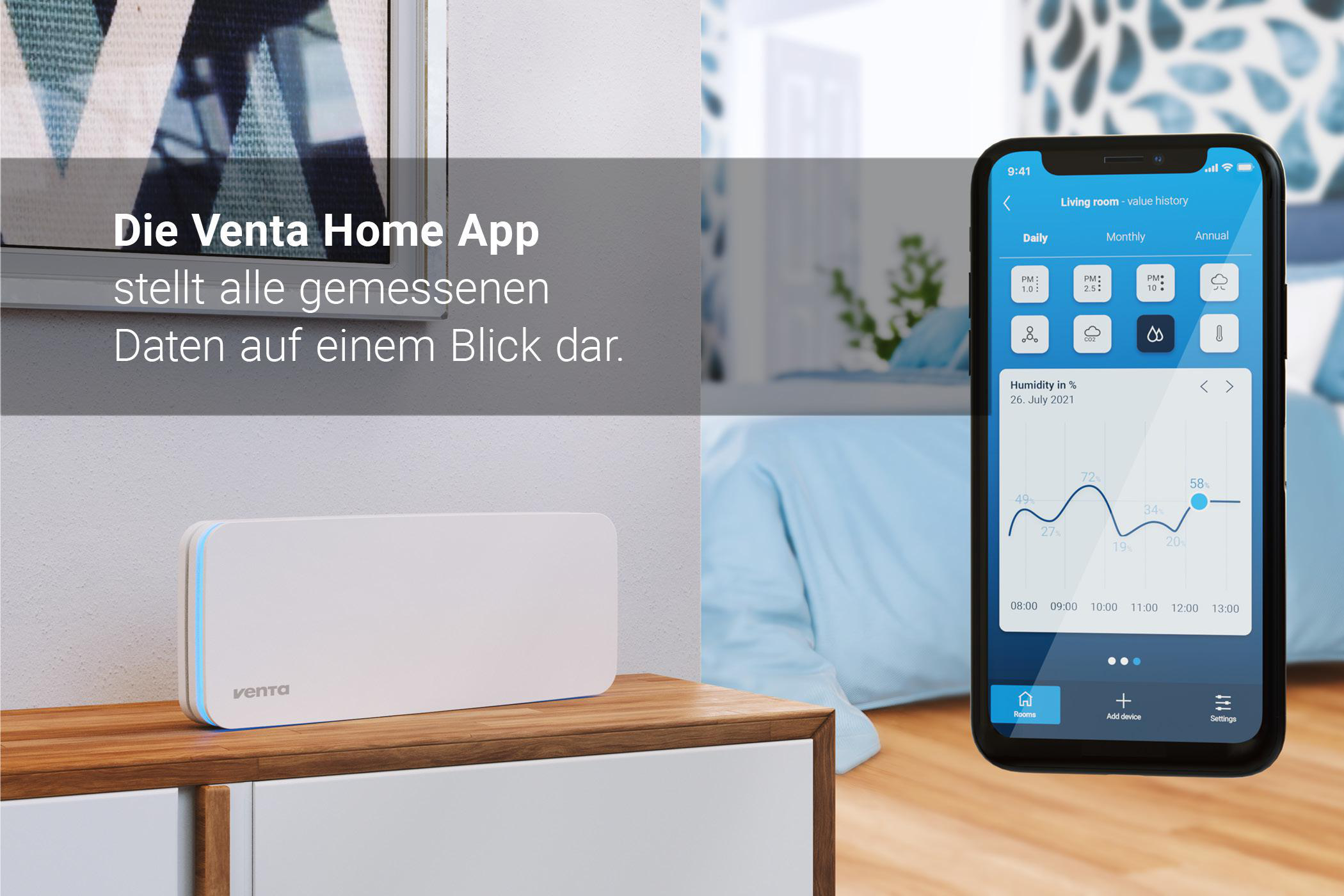 Ein Smartphone zeigt die Venta Home App. Ein weißes Gerät steht auf einem Holztisch.