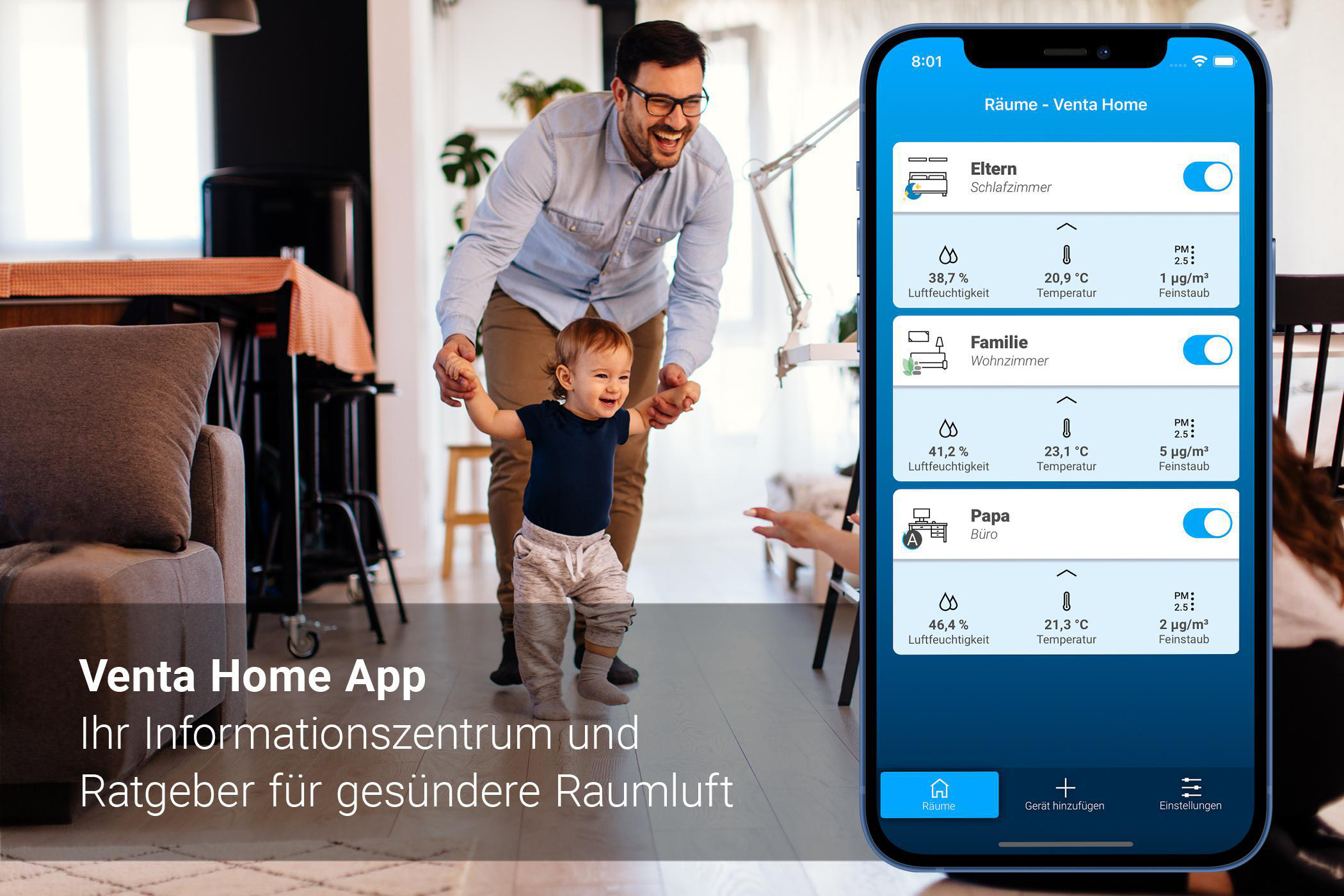 Ein Vater und Kind lächeln, während sie eine App zur Luftqualität in der Wohnung nutzen.