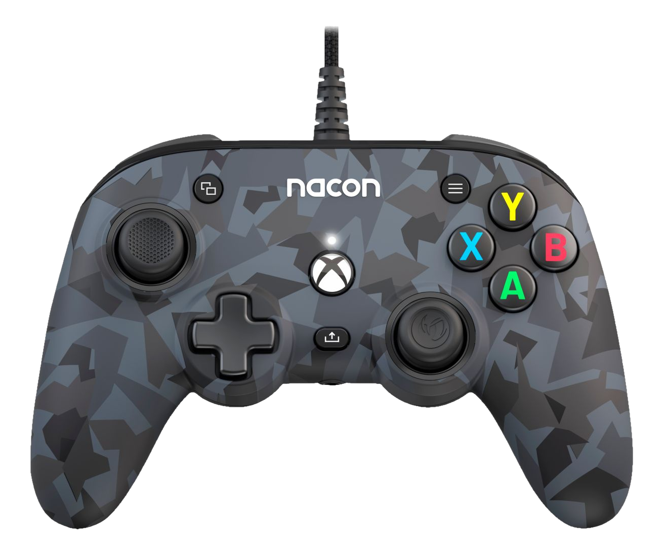 Une manette Nacon Xbox avec un motif camouflage sur le devant, fond noir et boutons.