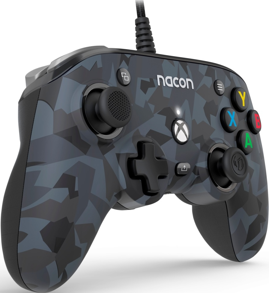 Manette Nacon Xbox, noire avec motif camouflage et boutons colorés.